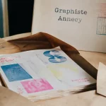 Emploi graphiste Annecy : portfolio risographie froissé sur table