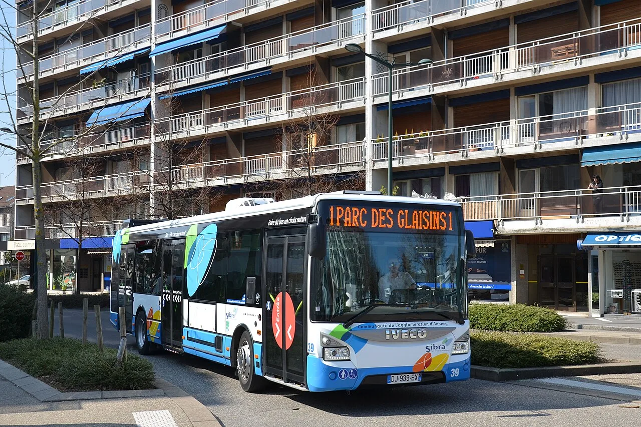 Bus SIBRA au pôle d’échanges de la gare d’Annecy