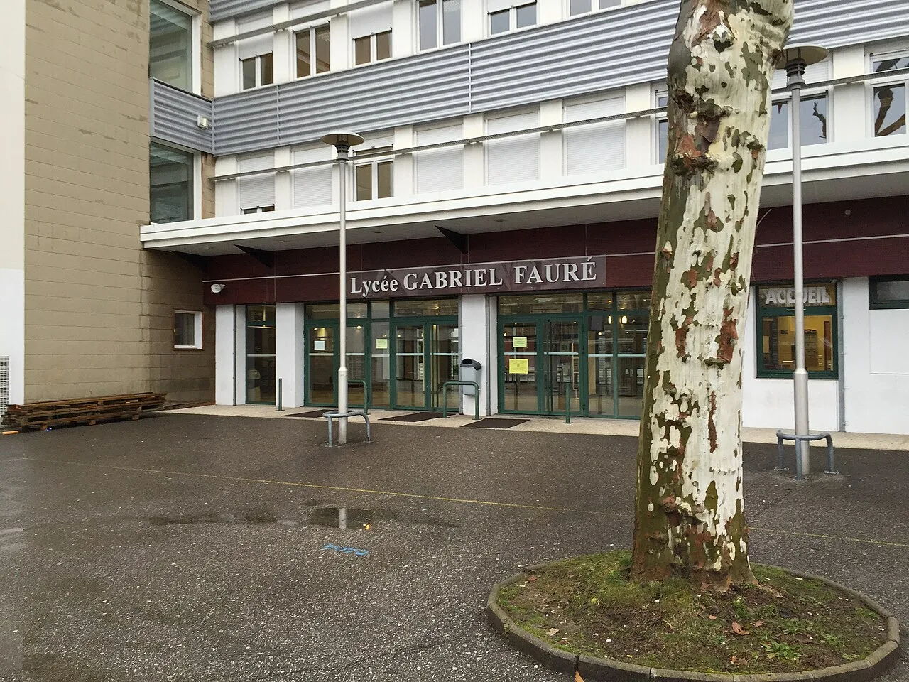 Entrée du lycée Gabriel Fauré à Annecy.