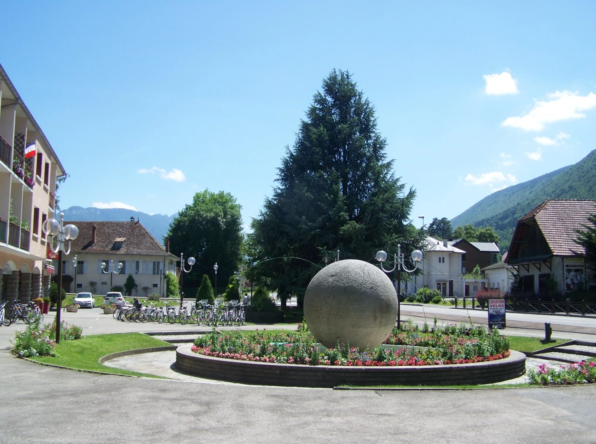 La place de la mairie à Sevrier.