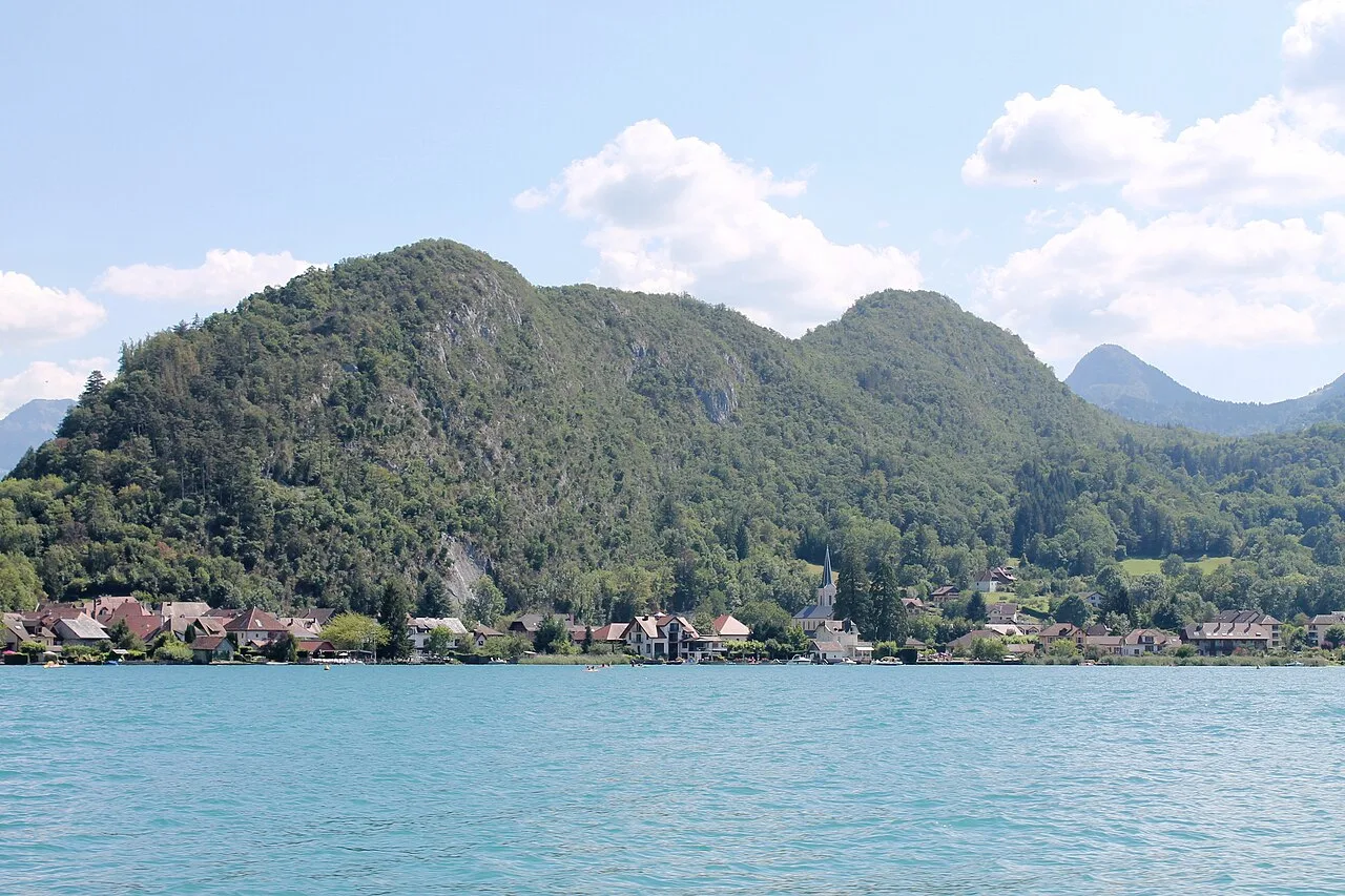 Duingt vu depuis le lac d’Annecy.