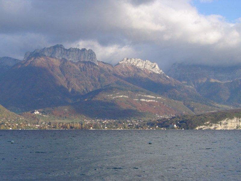 Menthon-Saint-Bernard vu depuis le lac.