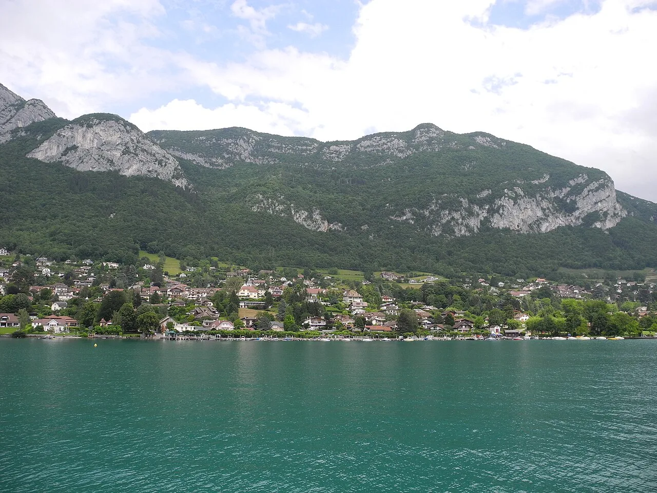 Veyrier-du-Lac entre lac et montagne.