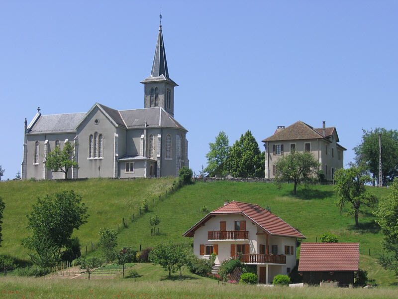 L’église et les abords du village de Chavanod.