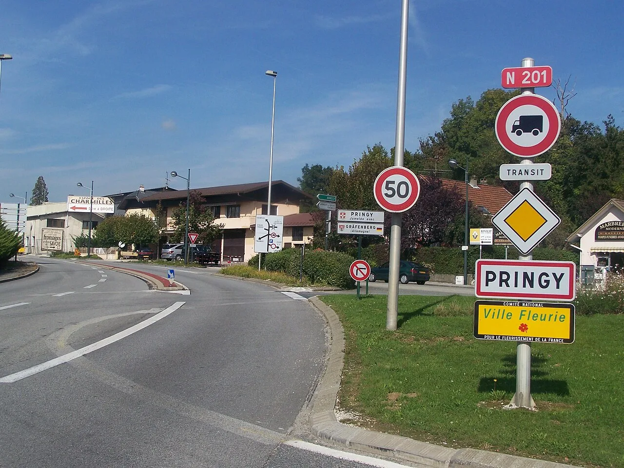 L’entrée de Pringy en 2007. Vue du secteur, et non des locaux scolaires.